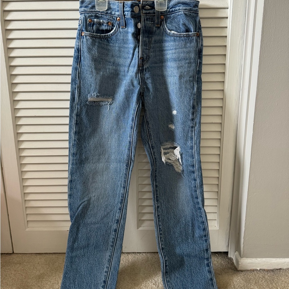 Medium wash with distress wedgie straight Levi’s jeans!
